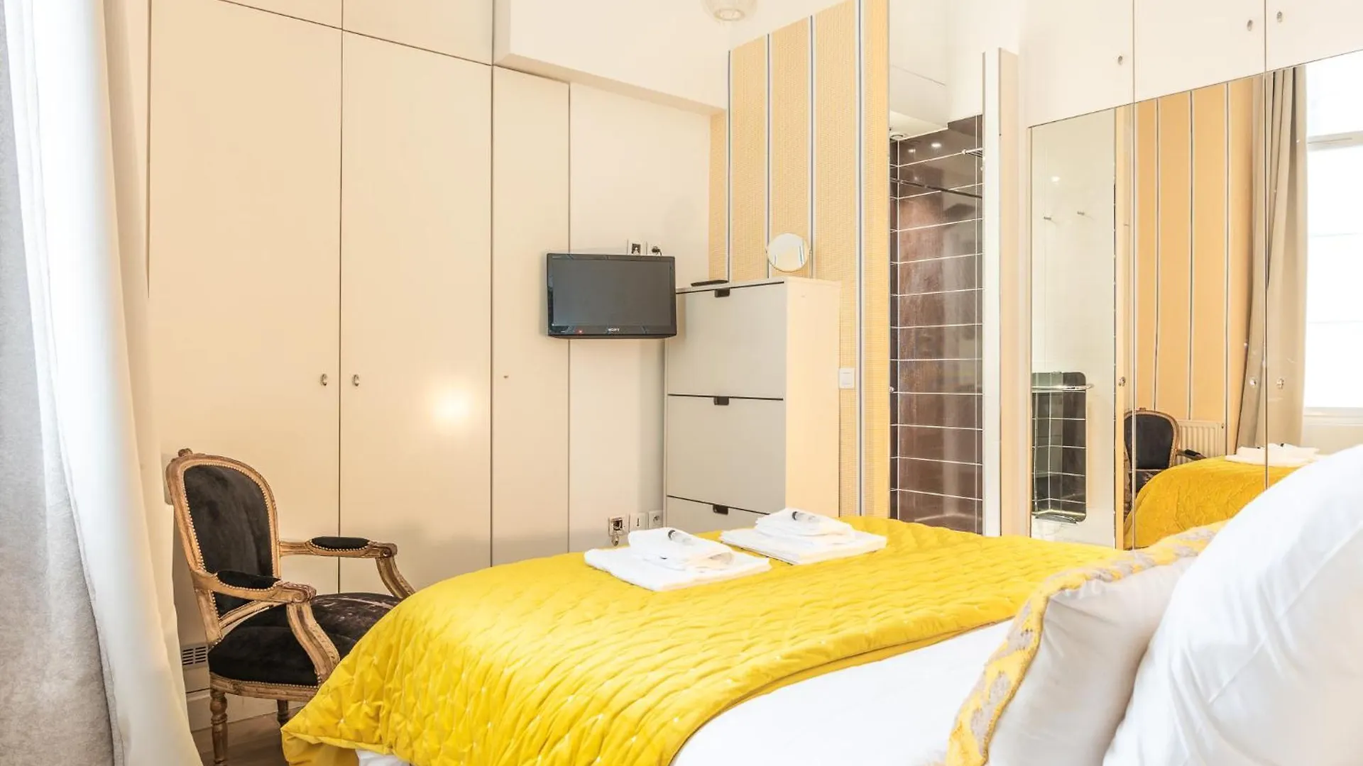 Luxury Typical Parisian Flat - 5 Min From Louvre Apartment