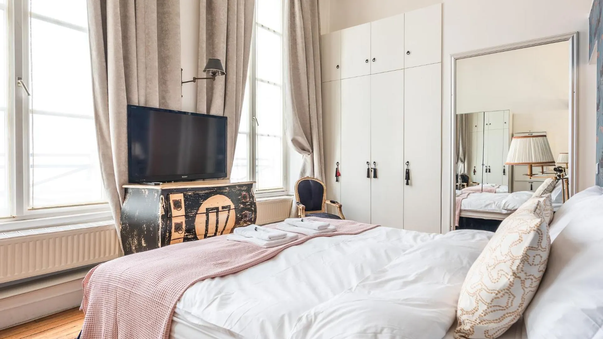 Luxury Typical Parisian Flat - 5 Min From Louvre Paris